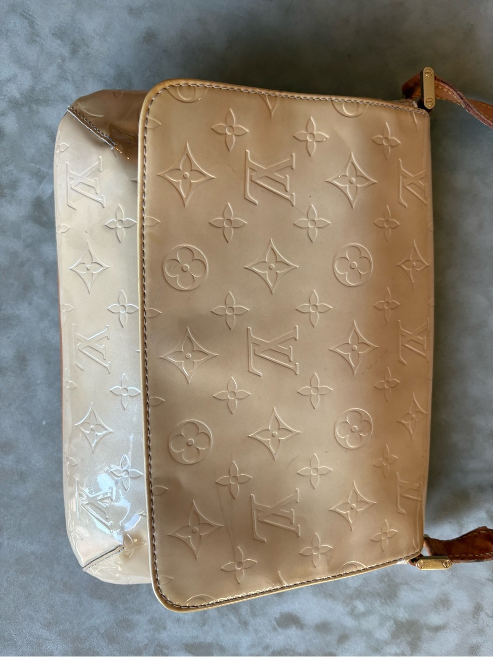 Louis Vuitton Beige Vernis Monogram Crossbody with Tan Strap - Picture 2 of 9